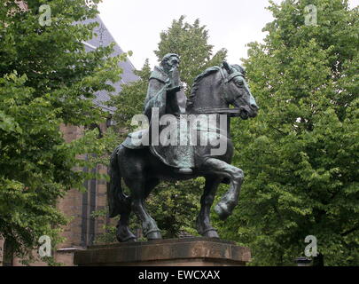 Statua del Vescovo Villibrordo di fronte al XI secolo Janskerk (Chiesa di San Giovanni Evangelista) a Janskerkhof, Utrecht, Paesi Bassi Foto Stock