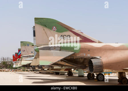 HATZERIM, Israele - 27 Aprile 2015: diversi tipi di getti di militari che hanno servito in IAF sono visualizzati in forza aerea israeliana Museum Foto Stock