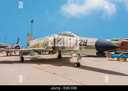 HATZERIM, Israele - 27 Aprile 2015: McDonnell Douglas F-4E Super fantasma aeromobili presso il museo della Air Force IDF Foto Stock