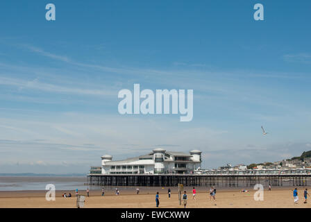 Immagine documentale da Weston Super Mare spiaggia con Grand Pier in background Foto Stock