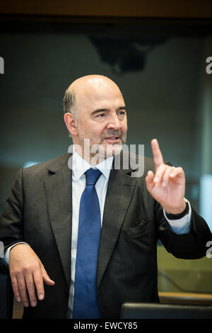 Bruxelles, BXL, Belgio. Il 23 giugno, 2015. Pierre Moscovici, Commissario UE per gli affari economici e finanziari, la Fiscalità e unione doganale assiste ad una audizione al Parlamento Europeo con sede a Bruxelles, in Belgio, il 23.06.2015 da Wiktor Dabkowski © Wiktor Dabkowski/ZUMA filo/Alamy Live News Foto Stock