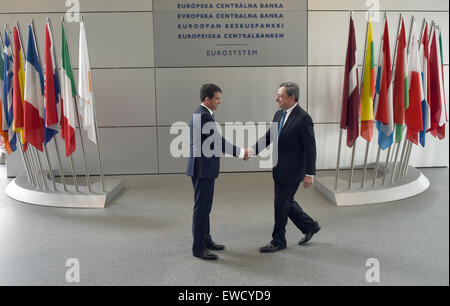 Mario Draghi (R), il presidente della Banca centrale europea (BCE), accoglie con favore il primo ministro francese Manuel Valls presso la sede della Banca centrale europea a Francoforte sul Meno, Germania, 23 giugno 2015. Foto: ARNE DEDERT/dpa Foto Stock