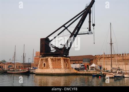 Venezia , Italia, l'Arsenale, antico gru idraulica Armstrong Mitchell Foto Stock