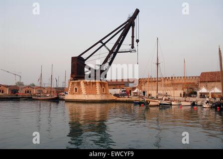 Venezia , Italia, l'Arsenale, antico gru idraulica Armstrong Mitchell Foto Stock