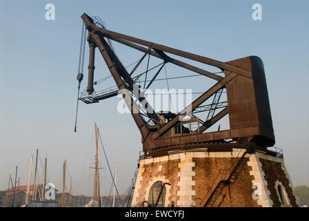 Venezia , Italia, l'Arsenale, antico gru idraulica Armstrong Mitchell Foto Stock