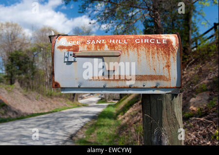 Vecchia mailbox arrugginito in rurale Virginia, Stati Uniti d'America. Foto Stock