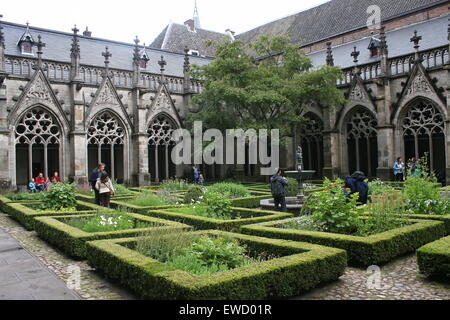 I giardini botanici e il cortile interno (Pandhof) della gotica Chiesa del Duomo o San Martin's Cathedral, Utrecht, Paesi Bassi. Foto Stock