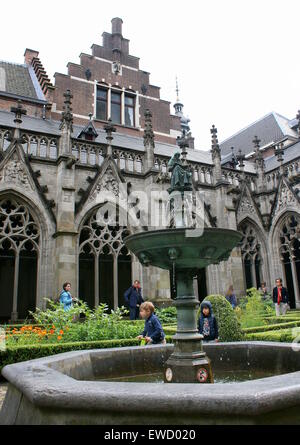 Cortile interno (Pandhof) di gotica Chiesa del Duomo o San Martin's Cathedral, Utrecht, Paesi Bassi. La fontana e la statua di Hugo Wstinc Foto Stock