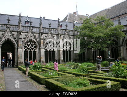 I giardini botanici e il cortile interno (Pandhof) della gotica Chiesa del Duomo o San Martin's Cathedral, Utrecht, Paesi Bassi. Foto Stock