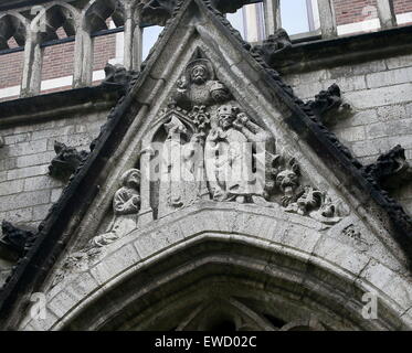 Cortile interno (Pandhof) di gotica Chiesa del Duomo o San Martin's Cathedral, Utrecht, Paesi Bassi, dettaglio della pietra scolpire il lavoro Foto Stock