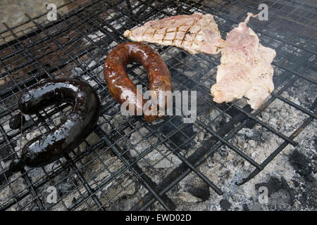 Carne e salumi barbecue Foto Stock