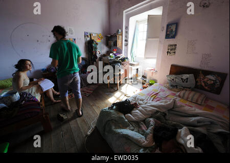 Due ragazzi in un confuso camera da letto Foto Stock