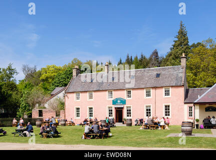 Persone clienti che cenano fuori il bar e ristorante bistrot Wineport vicino a Brodick, Isle of Arran, North Ayrshire, Scotland, UK, Britain Foto Stock