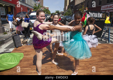 Giovani donne eseguire a Flatbush Avenue Street Festival da una locale scuola di ballo a Brooklyn, New York. Foto Stock