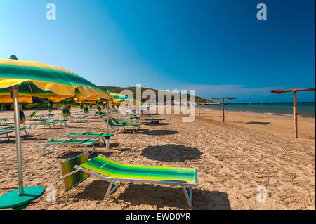 Italia Puglia Gragano Vieste la roccia Pizzomunno e la spiaggia Foto Stock