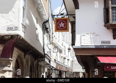 High Street Canterbury su un giorno d'estate Foto Stock