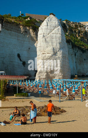 Italia Puglia Gragano Vieste la roccia Pizzomunno e la spiaggia Foto Stock