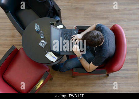 Vista aerea del uomo che utilizza un computer portatile Foto Stock