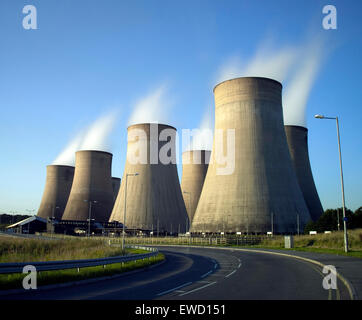 Una lunga esposizione del vapore in uscita delle torri di raffreddamento a Ratcliffe su Soar Power Station, Nottinghamshire England Regno Unito Foto Stock