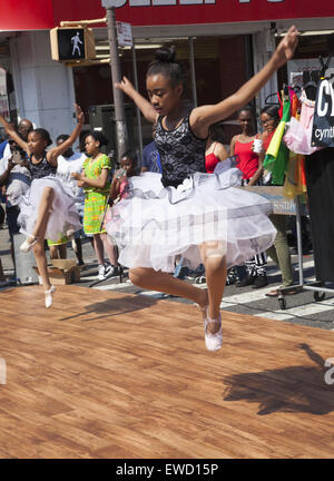 Giovani donne eseguire a Flatbush Avenue Street Festival da una locale scuola di ballo a Brooklyn, New York. Foto Stock