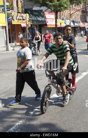 I ragazzi su Flatbush Ave. durante un festival di strada di Brooklyn, New York. Foto Stock