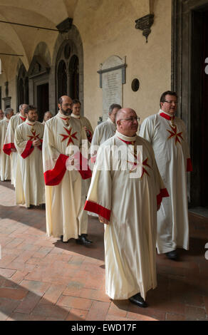 Il clero cattolico con croce di malta in processione, la Basilica di San Lorenzo di Firenze, Italia Foto Stock