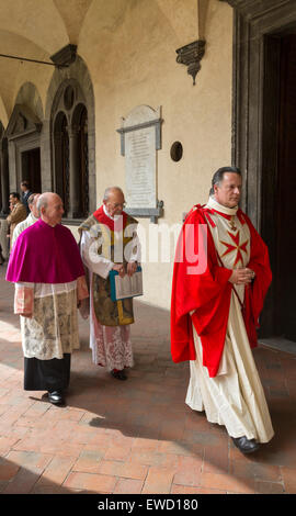 Il clero cattolico con croce di malta in processione, la Basilica di San Lorenzo di Firenze, Italia Foto Stock