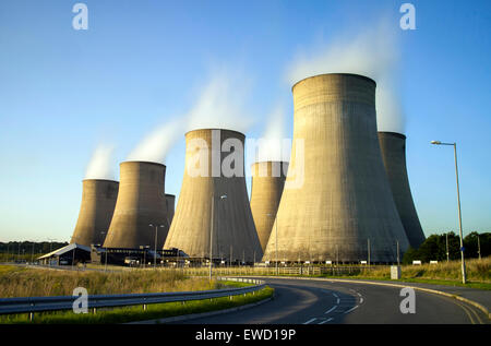 Una lunga esposizione del vapore in uscita delle torri di raffreddamento a Ratcliffe su Soar Power Station, Nottinghamshire England Regno Unito Foto Stock