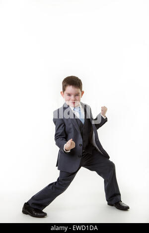 Felice ragazzo punzonatura l'aria vestito in un business suit Foto Stock