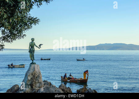 I pescatori accanto alla statua sul lungomare di 'maiden con il gabbiano". Opatija. Croazia Foto Stock