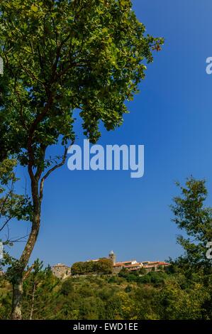 Vista del ronzio, ufficialmente elencata come la città più piccola del mondo. Istria, Croazia Foto Stock