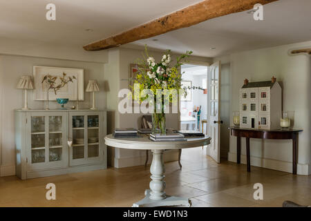 Round tavolo console nel corridoio con vetro frontale armadio e casa delle bambole Foto Stock