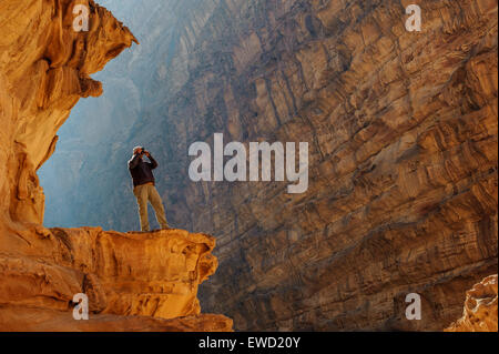 Una guida locale gode della vista nel Wadi Rum (la Valle della Luna), Giordania, medio oriente Foto Stock