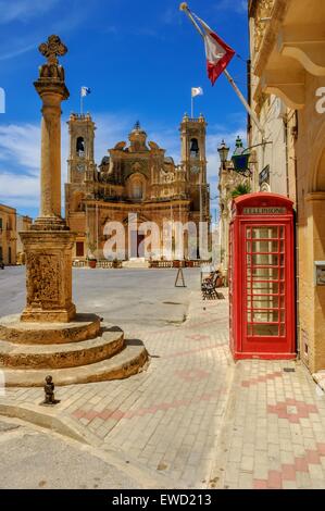 Chiesa della Visitazione e telefono rosso box Gharb, Gozo Malta Foto Stock