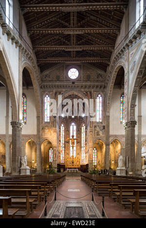 Navata centrale e altare nell abside, Basilica di Santa Croce, Basilica di Santa Croce, Firenze, Italia Foto Stock
