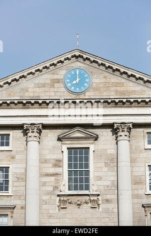 Irlanda, Dublino, l'orologio su Regent House - parte del Trinity College. Foto Stock