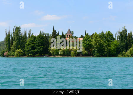 Approccio al monastero francescano di Visovac sul Lago di Visovac nel Parco Nazionale di Krka sulla costa dalmata della Croazia Foto Stock