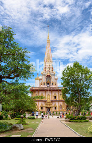 PHUKET, Tailandia - 28 Aprile 2015: i turisti in visita a Wat Chalong o Wat Chaitararam tempio, famose attrazioni Foto Stock