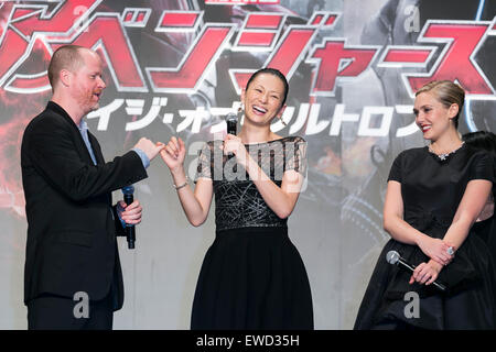 (L a R) Direttore Joss Whedon, attrice Ryoko Yonekura e attrice Elizabeth Olsen frequentare il giapponese premiere per il film "vendicatori: Età di Ultron' nel centro cittadino di Tokyo in Giappone il 23 giugno 2015. Il film sarà distribuito in Giappone da Walt Disney Studio Japan con un rilascio a livello nazionale dal 4 luglio. Credito: Rodrigo Reyes Marin/AFLO/Alamy Live News Foto Stock