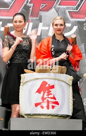 (L a R) attrici Ryoko Yonekura e Elizabeth Olsen frequentare il giapponese premiere per il film "vendicatori: Età di Ultron' nel centro cittadino di Tokyo in Giappone il 23 giugno 2015. Il film sarà distribuito in Giappone da Walt Disney Studio Japan con un rilascio a livello nazionale dal 4 luglio. Credito: Rodrigo Reyes Marin/AFLO/Alamy Live News Foto Stock