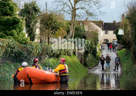 RNLI delle squadre di soccorso in Lyng, Somerset durante le inondazioni nel Feb 2014 Foto Stock