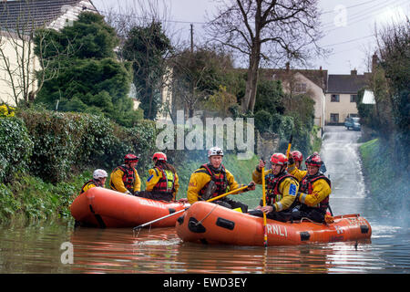 RNLI delle squadre di soccorso in Lyng, Somerset durante le inondazioni nel Feb 2014 Foto Stock