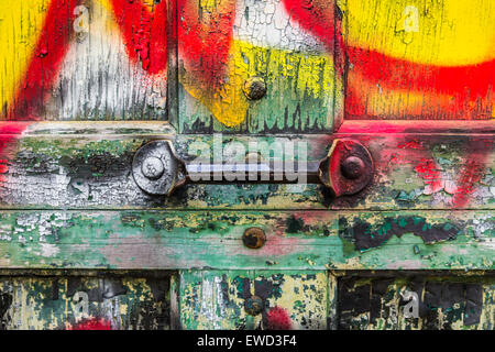 Porta di garage sulla mano grungy coperto di graffiti porta Foto Stock