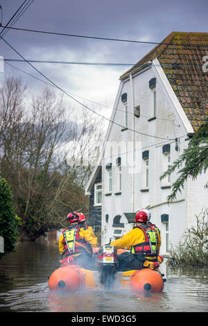 RNLI delle squadre di soccorso in Lyng, Somerset durante le inondazioni nel Feb 2014 Foto Stock