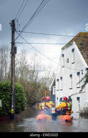 RNLI delle squadre di soccorso in Lyng, Somerset durante le inondazioni nel Feb 2014 Foto Stock