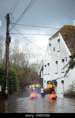 RNLI delle squadre di soccorso in Lyng, Somerset durante le inondazioni nel Feb 2014 Foto Stock