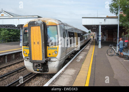 Southeastern Classe 375 Electroelectric unità multiple indirizzate da London Victoria a Ramsgate, visto a Herne Bay stazione ferroviaria. Foto Stock