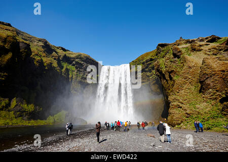 La folla di turisti a cascata skogafoss in Islanda Foto Stock