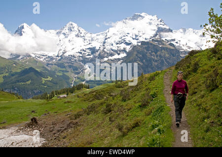 Oberland Bernese Regione delle Alpi svizzere, con l'Eiger, Monch e Jungfrau in distanza Foto Stock