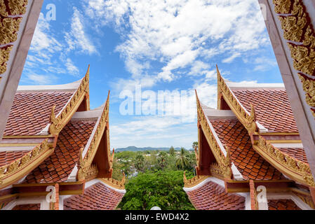 Stile Tailandese antico tetto e cielo nel tempio, Thailandia Foto Stock